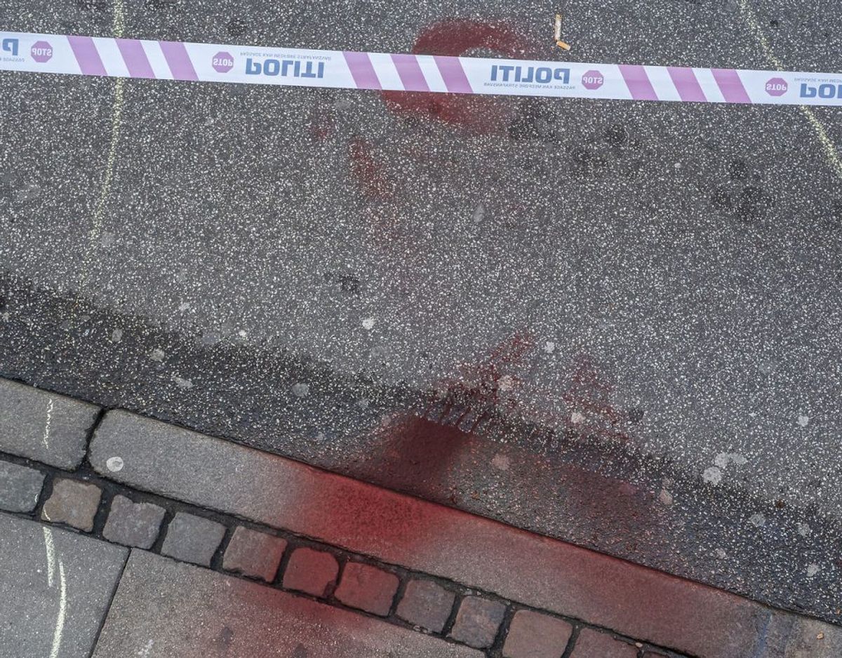 Det gælder, medmindre der ikke skønnes at være risiko for, at den pågældende på ny vil gøre sig skyldig i et sådant angreb: Politiet må skyde for at sikre pågribelsen af personer, der har eller mistænkes for at have påbegyndt eller gennemført et farligt angreb på samfundsvigtige institutioner, virksomheder eller anlæg. Kilde: Retsinformation Foto: Ritzau Scanpix/ arkiv