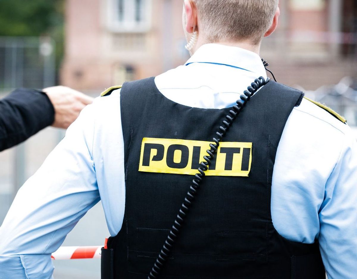 Det gælder, medmindre der ikke skønnes at være risiko for, at den pågældende på ny vil gøre sig skyldig i et sådant angreb: Der må skydes for at sikre pågribelsen af personer, der har eller mistænkes for at have begået alvorlige forbrydelser mod statens selvstændighed og sikkerhed, mod statsforfatningen eller de øverste statsmyndigheder. Kilde: Retsinformation Foto: Niels Christian Vilmann/Ritzau Scanpix