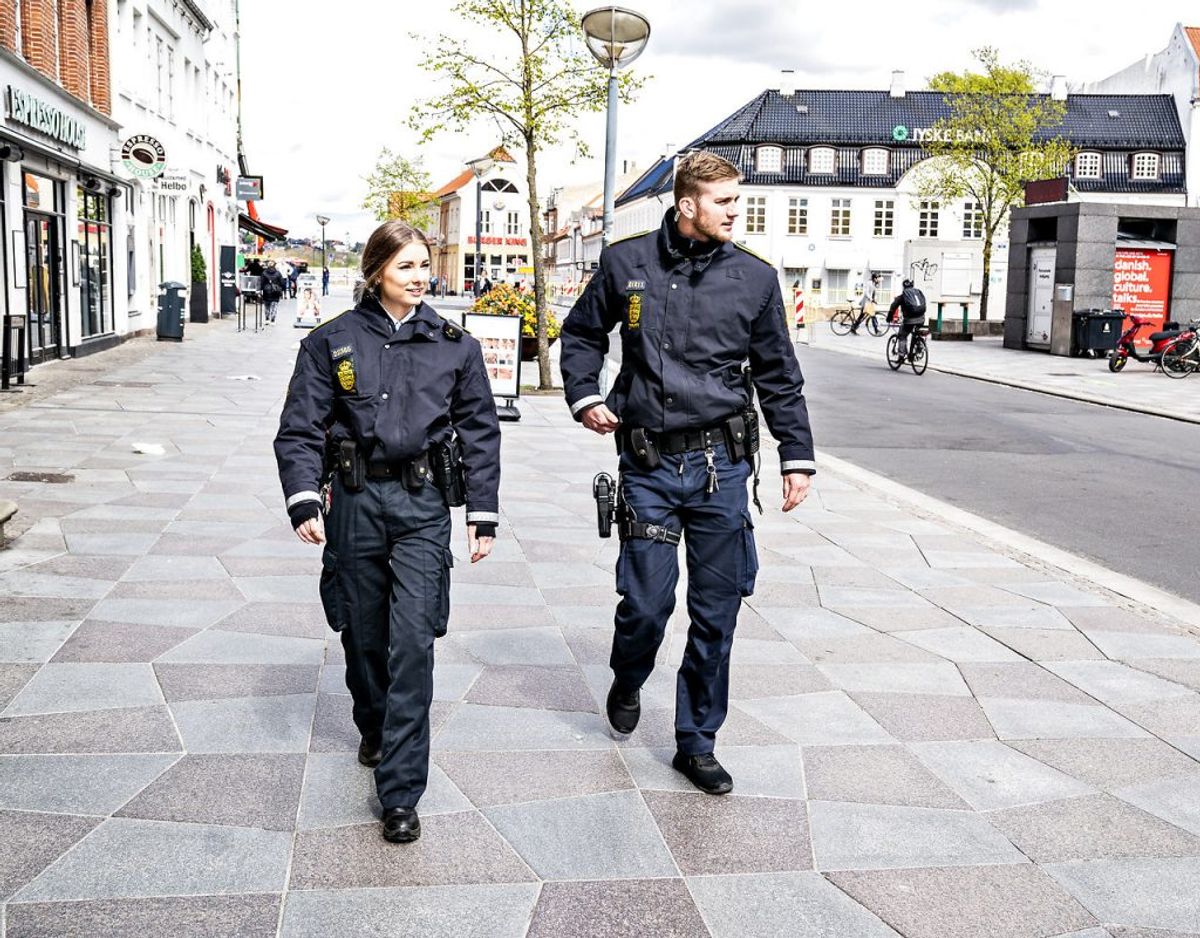 Det gælder, medmindre der ikke skønnes at være risiko for, at den pågældende på ny vil gøre sig skyldig i et sådant angreb: Politiet skal så vidt muligt advare vedkommende først ved advarselsråb og dernæst ved varselsskud. Kilde: Retsinformation Foto: Henning Bagger/Ritzau Scanpix