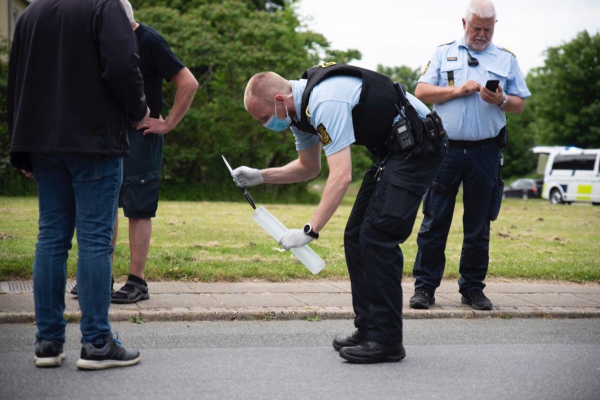 Manden er også mistænkt i en sag på stedet om noget personfarligt, siger politiet, der ikke vil uddybe. Her interesserer politiet sig for en kniv. Foto: Presse-fotos.dk