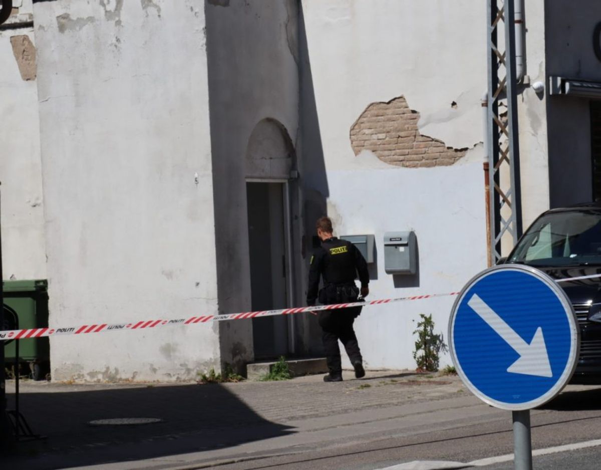 En kvinde faldt fra 1. sal og ned på Søborg Hovedgade – det skete ifølge politiet i forbindelse med et røveri. Nu offentliggør politiet billeder af mistænkte. Klik videre og se dem. Foto: Presse-fotos.dk
