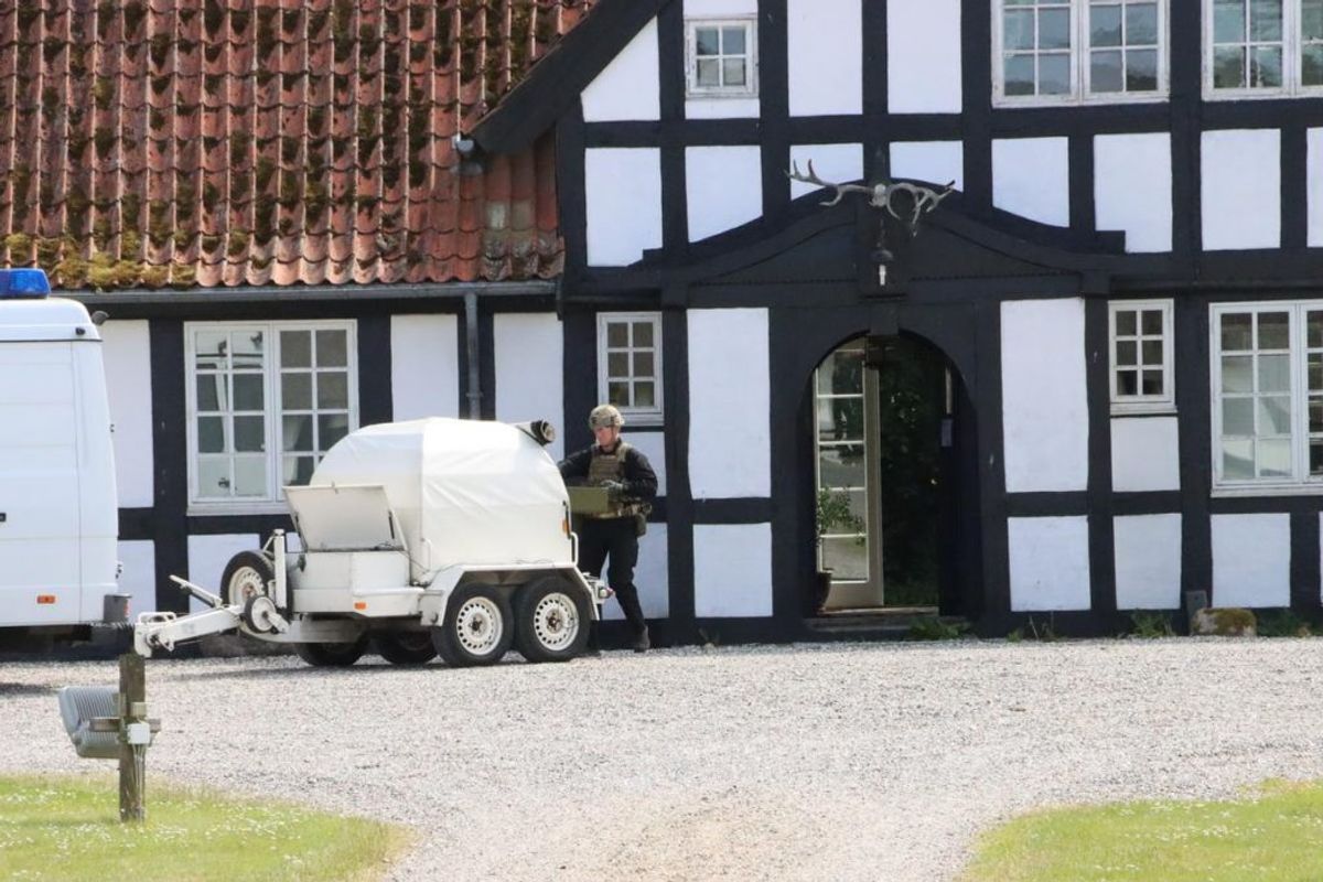 Hærens bomberyddere fjernede onsdag et potentielt sprængfarligt stof fra den historiske Kalø Hovedgård på Djursland. Foto: Øxenholt Foto