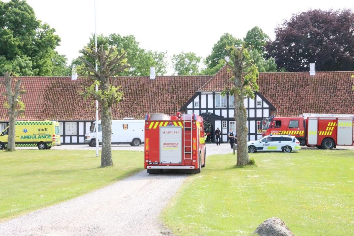 Hærens bomberyddere fjernede onsdag et potentielt sprængfarligt stof fra den historiske Kalø Hovedgård på Djursland. Foto: Øxenholt Foto