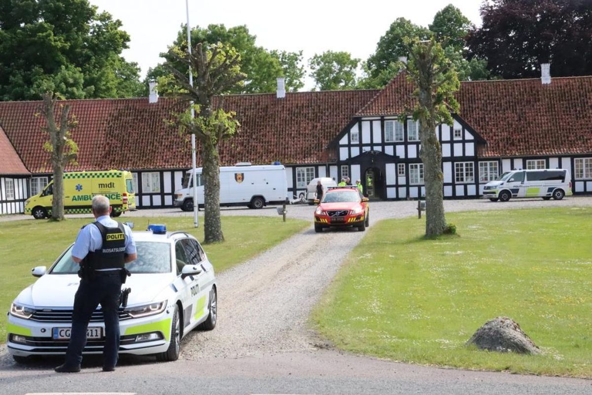 Hærens bomberyddere fjernede onsdag et potentielt sprængfarligt stof fra den historiske Kalø Hovedgård på Djursland. Foto: Øxenholt Foto