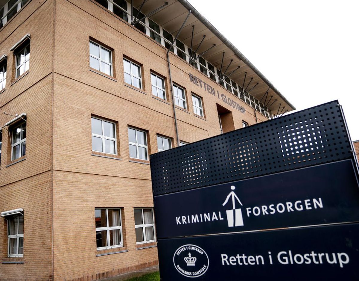 En 16-årig og en 17-årig er blevet idømt betingede fængselsstraffe for at sætte ild til to biler samt hærværk med en skole. Foto: Liselotte Sabroe/Ritzau Scanpix