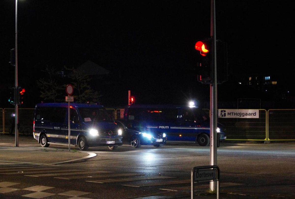 Politiet har hele natten været talstærkt i Gellerup. Blandt andre kampklædte betjente. Foto: Øxenholt Foto