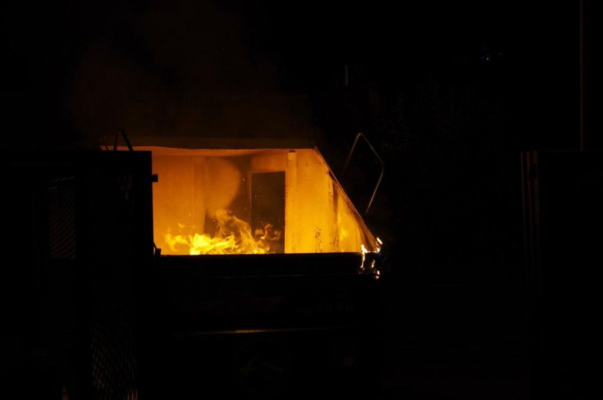 Containere blev stukket i brand. Foto: Øxenholt Foto