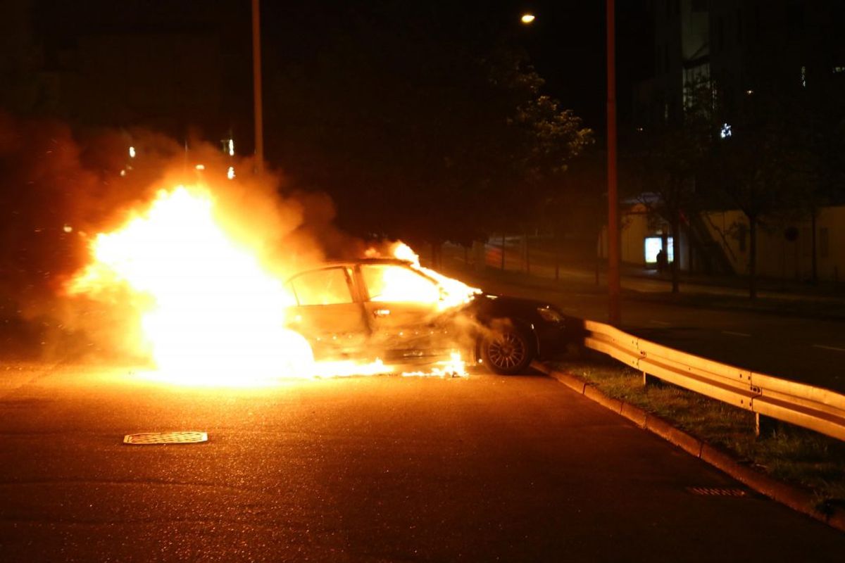 Det gik voldsomt for sig i Gellerupparken natten til lørdag. KLIK FOR FLERE BILLEDER FRA STEDET. Foto: Presse-fotos.dk