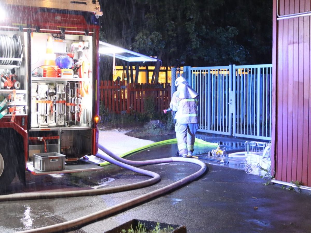 Hovedstadens Beredskab kæmper lørdag morgen med en brand i en børnehave. KLIK FOR FLERE BILLEDER FRA STEDET. Foto: Presse-fotos.dk