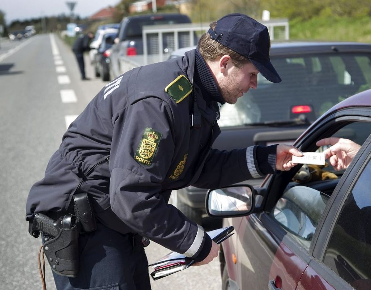 Foruroligende mange, der godt ved, at det er farligt at være uopmærksom i trafikken, er det alligevel. Klik videre i galleriet og se hvilke tossede ting, danskerne gør bag rattet. Foto: Scanpix