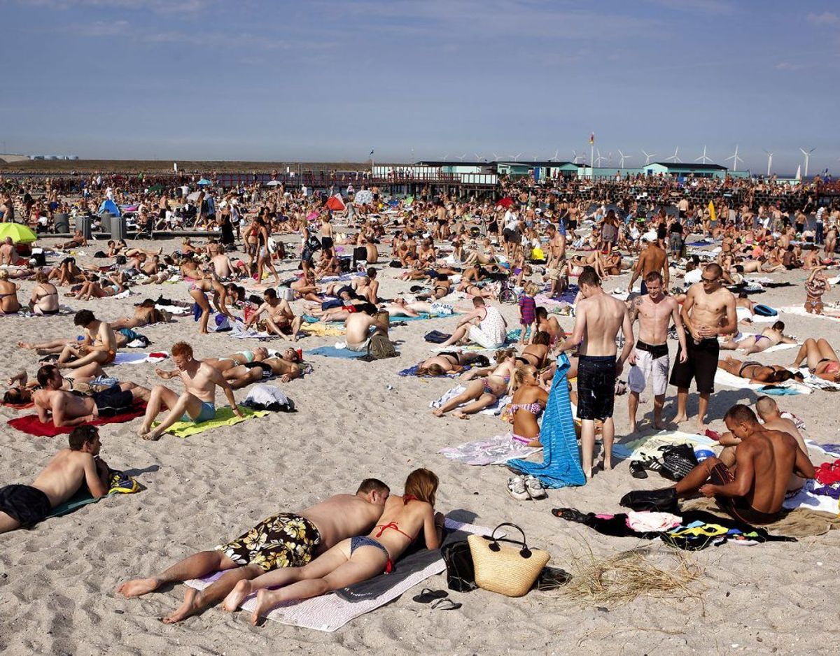 Det er vigtigt at beskytte sig mod solens stråler, når man solbader. KLIK VIDERE OG FÅ GODE RÅD TIL SOLBADNING. Foto: Scanpix
