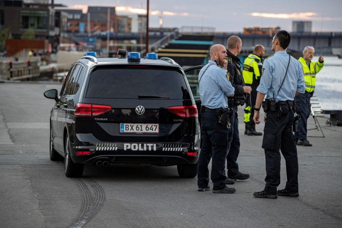 Efter personen var blevet stukket ned sendte politiet dykkere i havnen ved Slotspladsen for at lede efter gerningsvåbnet. . KLIK VIDERE OG SE ET BILLEDE MERE. Foto: Rasmus Skaftsved.