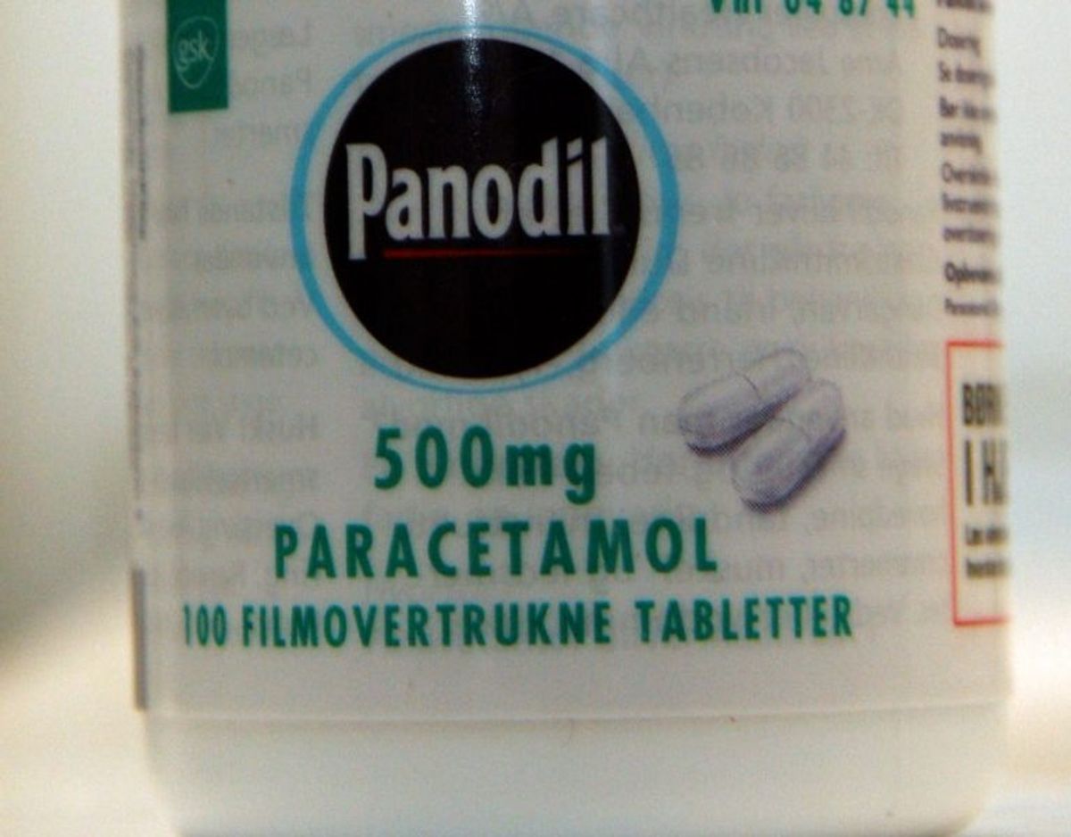 Paracetamol er det mest anvendte smertestillende stof. Det mest kendte præparat med paracetamol er Panodil, men man kan også få paracetamol fra en række andre producenter, og der er ikke nogen forskel på, hvilket mærke, man køber. Paracetamol virker smertestillende og febernedsættende. Det kan anvendes mod smerter som for eksempel hovedpine, menstruationssmerter og muskelsmerter eller ved feber. Paracetamol har generelt få bivirkninger og er derfor det smertestillende præparat, man hyppigst anbefaler. Foto: Scanpix