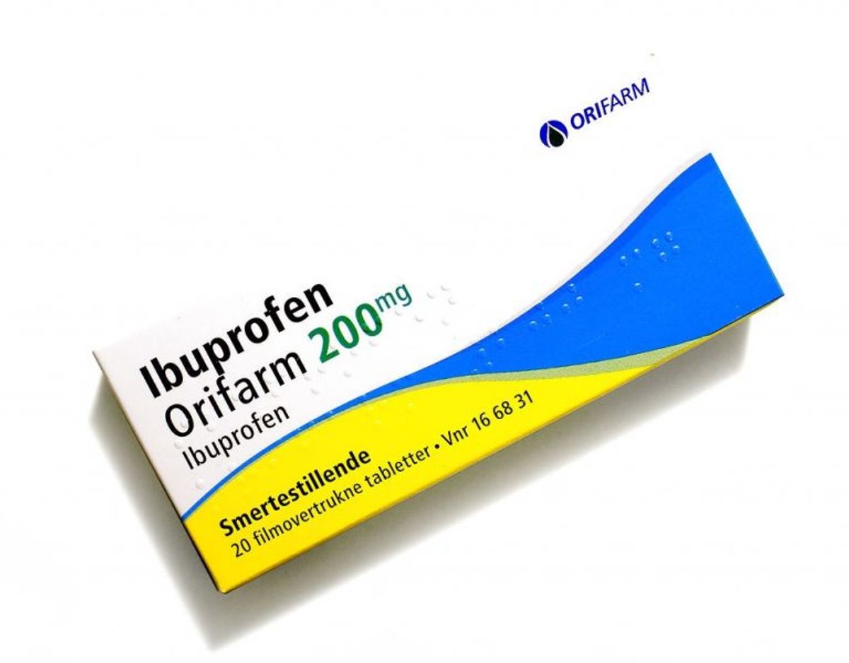 Ibuprofen er et NSAID (non-steroid antiinflammatorisk lægemiddel). Ibuprofen dæmper inflammation (fx som følge af slag eller en forstuvning), virker smertestillende og febernedsættende. Ved inflammatoriske smertetilstande er den smertestillende effekt større end ved brug af paracetamol. Ibuprofen kan derfor især bruges ved muskel- og ledsmerter, men kan også være effektivt mod menstruationssmerter. Man kan få Ibuprofen-præparater både som piller og i gel, der kan smøres på et ømt område og virke lokalbedøvende. Foto: Scanpix