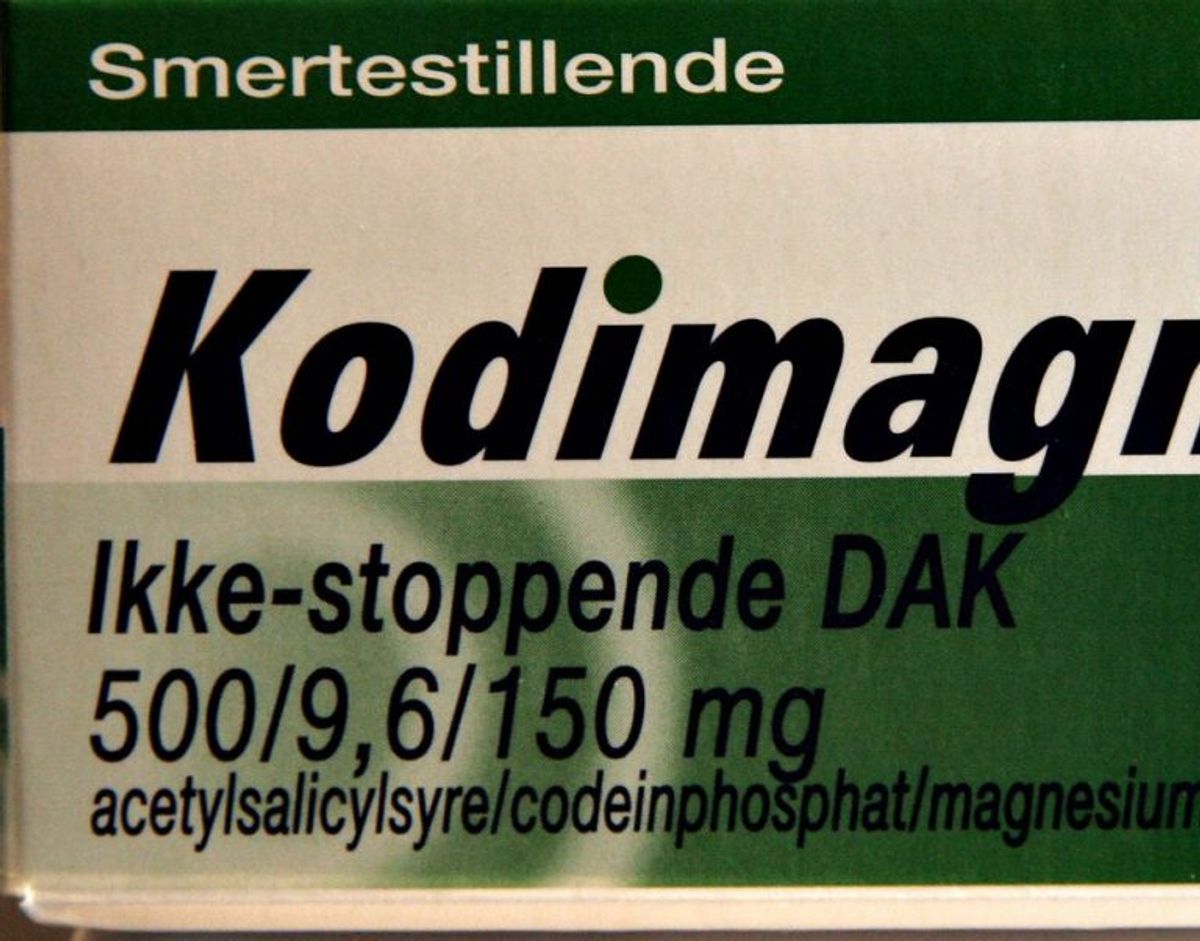Acetylsalicylsyre er ligesom ibuprofen et NSAID og det virker i store træk ligesom ibuprofen. Det findes i knedte præparater som Kodimagnyl og Treo. Flere af dissse typer medicin indeholder også andre aktive stoffer som koffein og kodein. Man bør ifølge Sundhedsstyrelsen hellere vælge medicin med ibuprofen end midler med acetylsalicylsyre, fordi det har samme effekt, men acetylsalicylsyre giver oftere ubehagelige bivirkninger i form af mavegener. Foto: Scanpix
