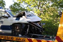 Patruljebil smadret under vild politijagt