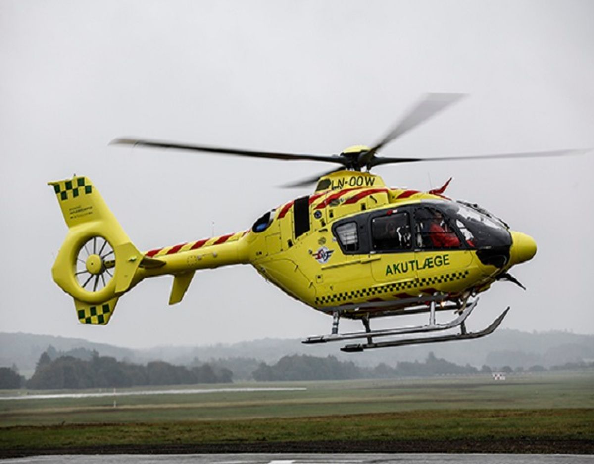En mand blev torsdag fløjet med lægehelikopter efter et jordskred