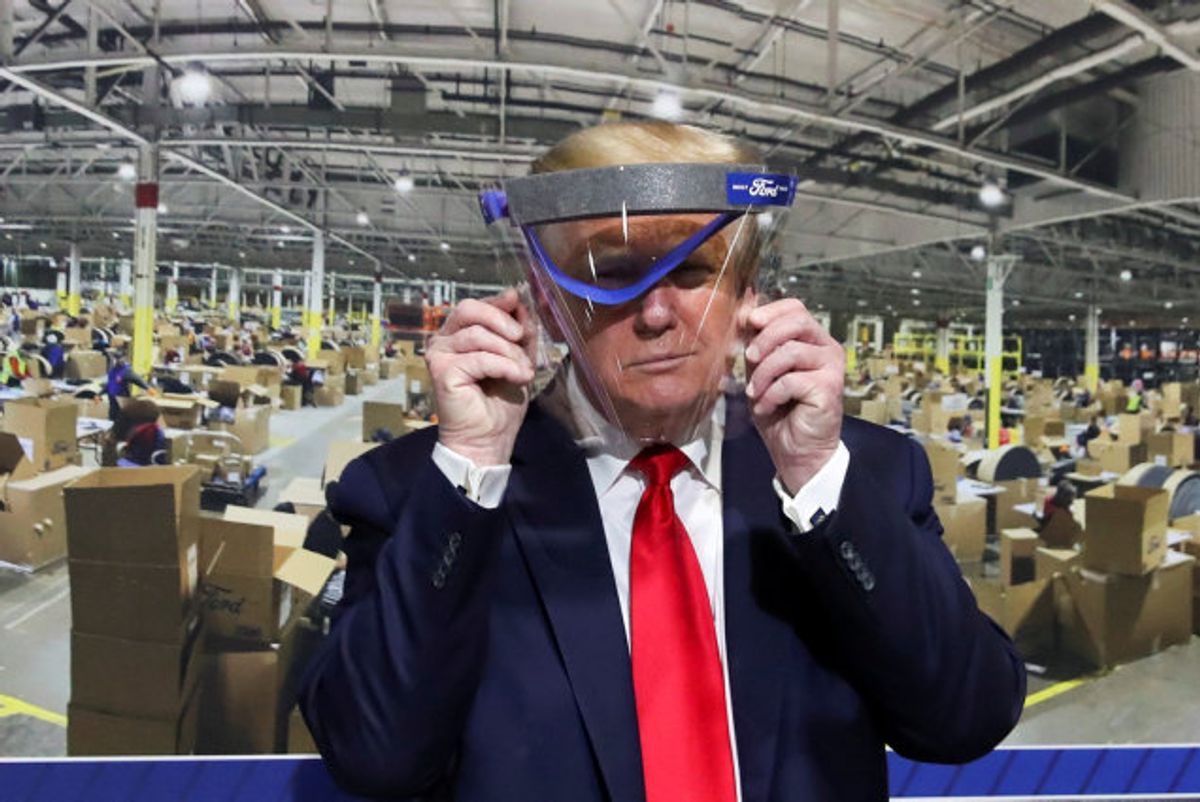 USA’s præsident, Donald Trump, holder beskyttelsesudstyr op foran ansigtet under et besøg på Fords fabrik i Michigan torsdag. Præsidenten har gentagne gange fremhævet hydroxyklorokin og klorokin som noget, han selv mener kan have en gavnlig effekt mod coronavirus, og han siger, at han selv har taget malariamidlet. Foto: Leah Millis/Reuters