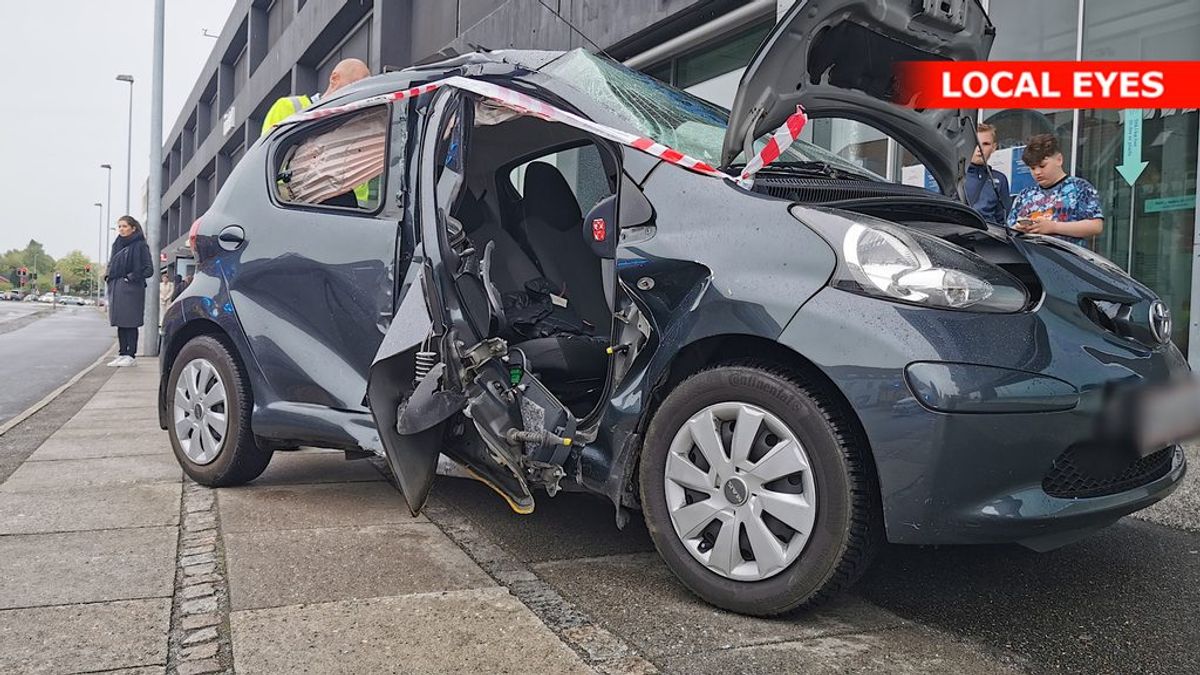 I et trafikeret kryds kørte en lastbil og en personbil sammen. Klik videre og se flere billeder fra stedet. Foto: local Eyes