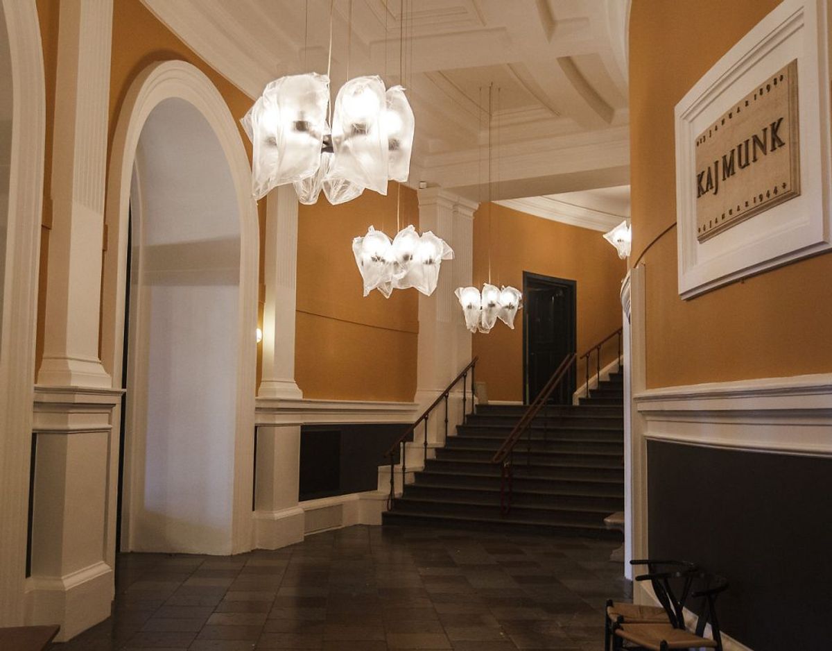 Foyer og tilstødende publikumsarealer skal indrettes, så smittefare minimeres. For eksempel ved afstandsmarkering ved billetskranken. Foto: Scanpix