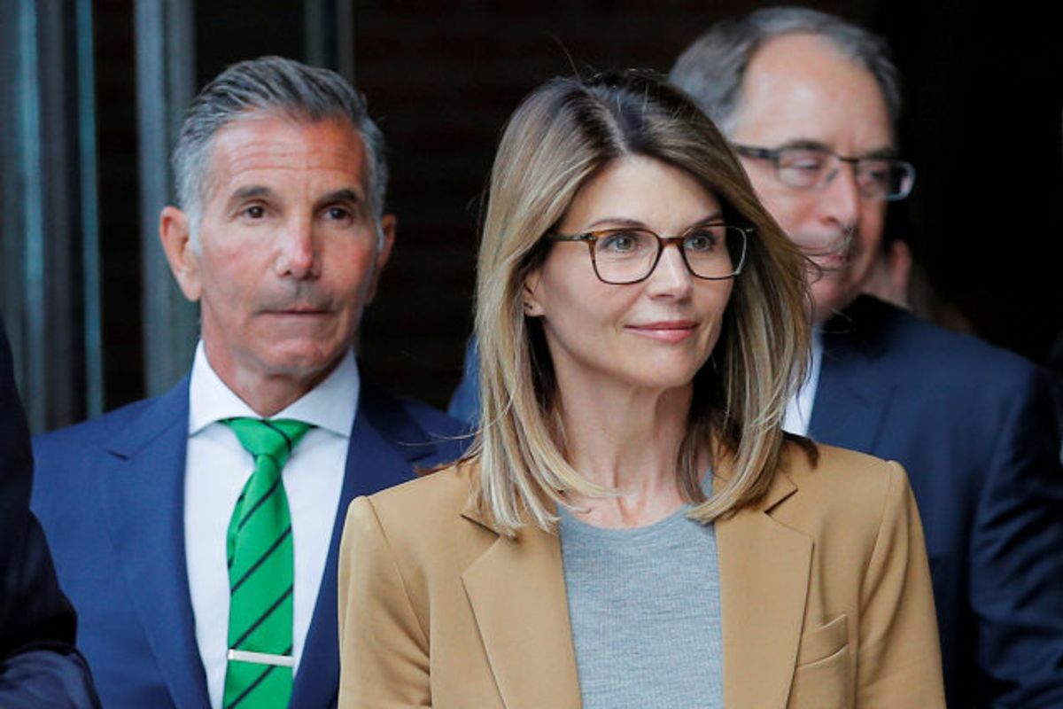 Hun er måske bedst kendt som Rebecca Donaldson-Katsopolis i tv-serien “Hænderne Fulde”. Skuespiller Lori Loughlin og hendes mand erkender at have bestukket en ansat for at få deres døtre optaget på et prestigefuldt universitet. Foto: Brian Snyder/Reuters