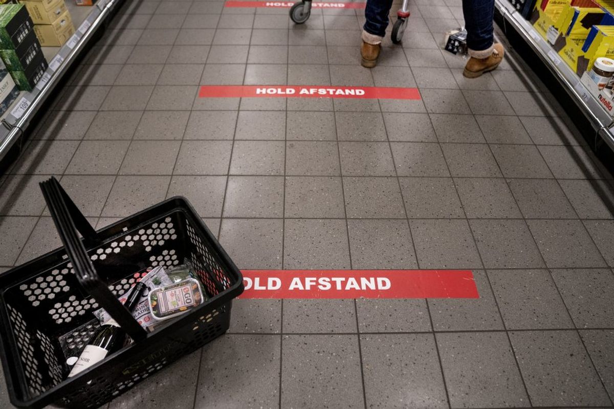 Hold mindst to meters afstand i situationer, hvor der kan være øget risiko for dråbesmitte via spyt, host eller nys, eller hvor et forsigtighedsprincip tilsiger et særligt hensyn. Kilde: Sundhedsstyrelsen.(Foto: Liselotte Sabroe/Ritzau Scanpix)