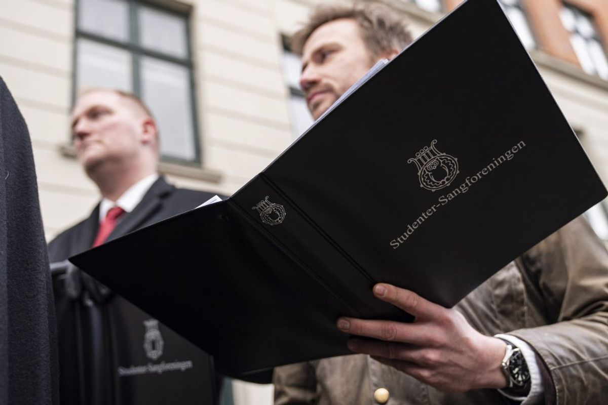 Også ved aktiviteter med kraftig udånding, hvor dråber dannes og slynges længere væk fra personen end ved normal tale, anbefales fortsat to meters afstand. Det er eksempelvis sang, råb, foredrag, skuespil og fysisk anstrengelse. Kilde: Sundhedsstyrelsen. (Foto: Niels Christian Vilmann/Ritzau Scanpix)