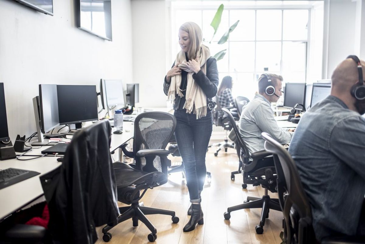MELLEM SMITTERISIKO: Arbejdspladser i både det private og offentlige, hvor fysisk afstand er muligt. Foto: Scanpix.