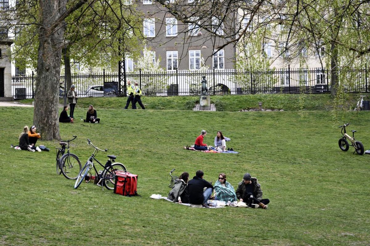 HØJ SMITTERISIKO: Desuden vil der være høj smitterisiko, hvis forsamlingsforbuddet med flere end ti personer ophæves. (Foto: Philip Davali/Ritzau Scanpix)