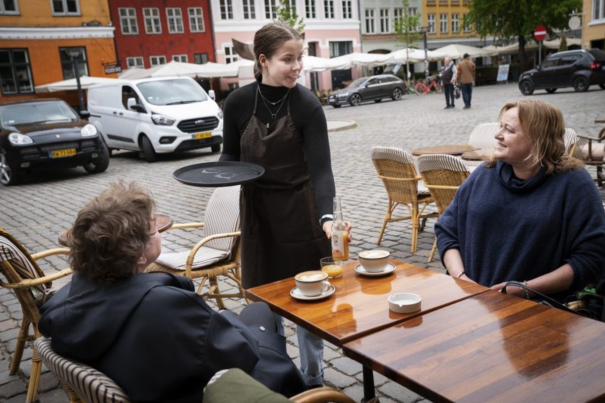 Naja Møller på Huks Fluks er klar til genåbnning på Gråbrødretorv i København mandag den 18. maj 2020. På Huks Fluks kom de første gæster kl. 10:15, selvom der egentlig først skulle åbnes kl 11. Restauranter, caféer og lign. kan fra i dag servere under nærmere retningslinjer bl.a. vedrørende åbningstid, fysisk afstand mv.. (Foto: Liselotte Sabroe/Ritzau Scanpix)