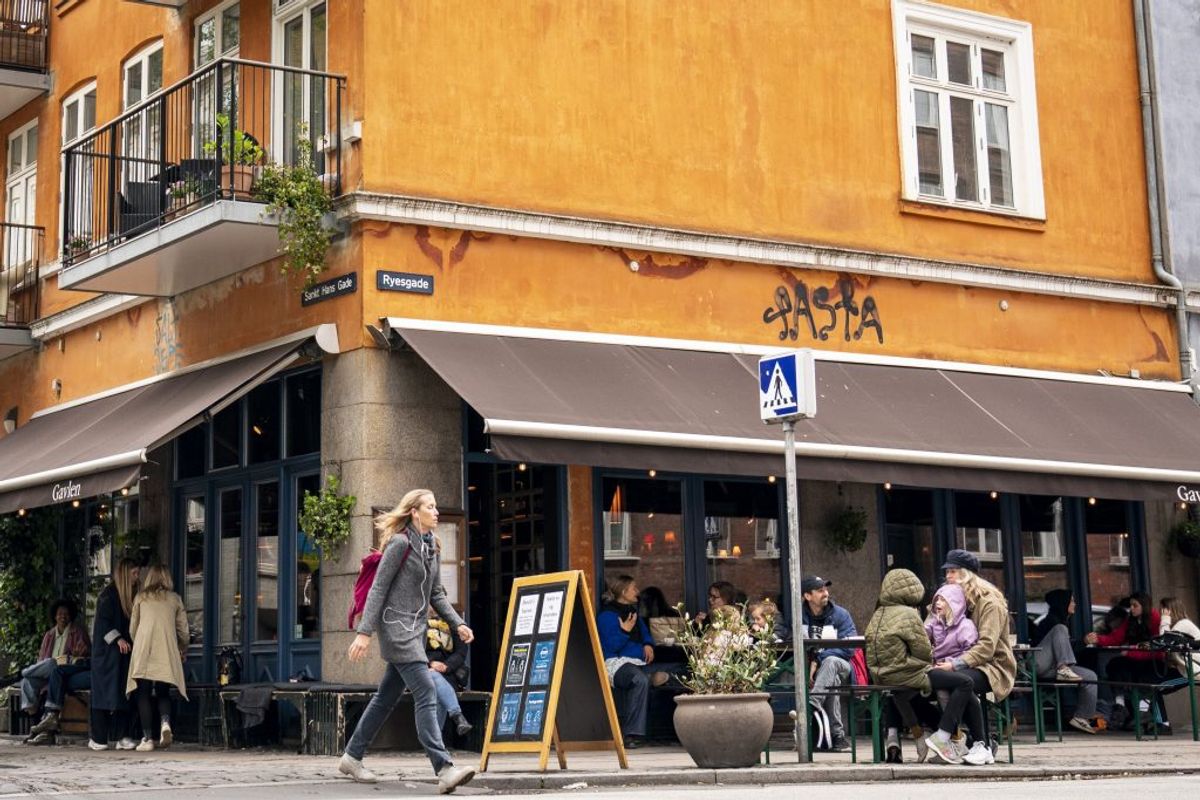Café Gavlen genåbner, på Ravnsborggade i København mandag den 18. maj 2020. Restauranter, caféer og lign. kan fra i dag servere under nærmere retningslinjer bl.a. vedrørende åbningstid, fysisk afstand mv.. (Foto: Niels Christian Vilmann/Ritzau Scanpix)