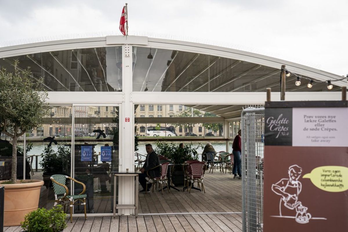 Kaffesalonen genåbner, ved Peblinge Dossering på Nørrebro København mandag den 18. maj 2020. Restauranter, caféer og lign. kan fra i dag servere under nærmere retningslinjer bl.a. vedrørende åbningstid, fysisk afstand mv.. (Foto: Niels Christian Vilmann/Ritzau Scanpix)