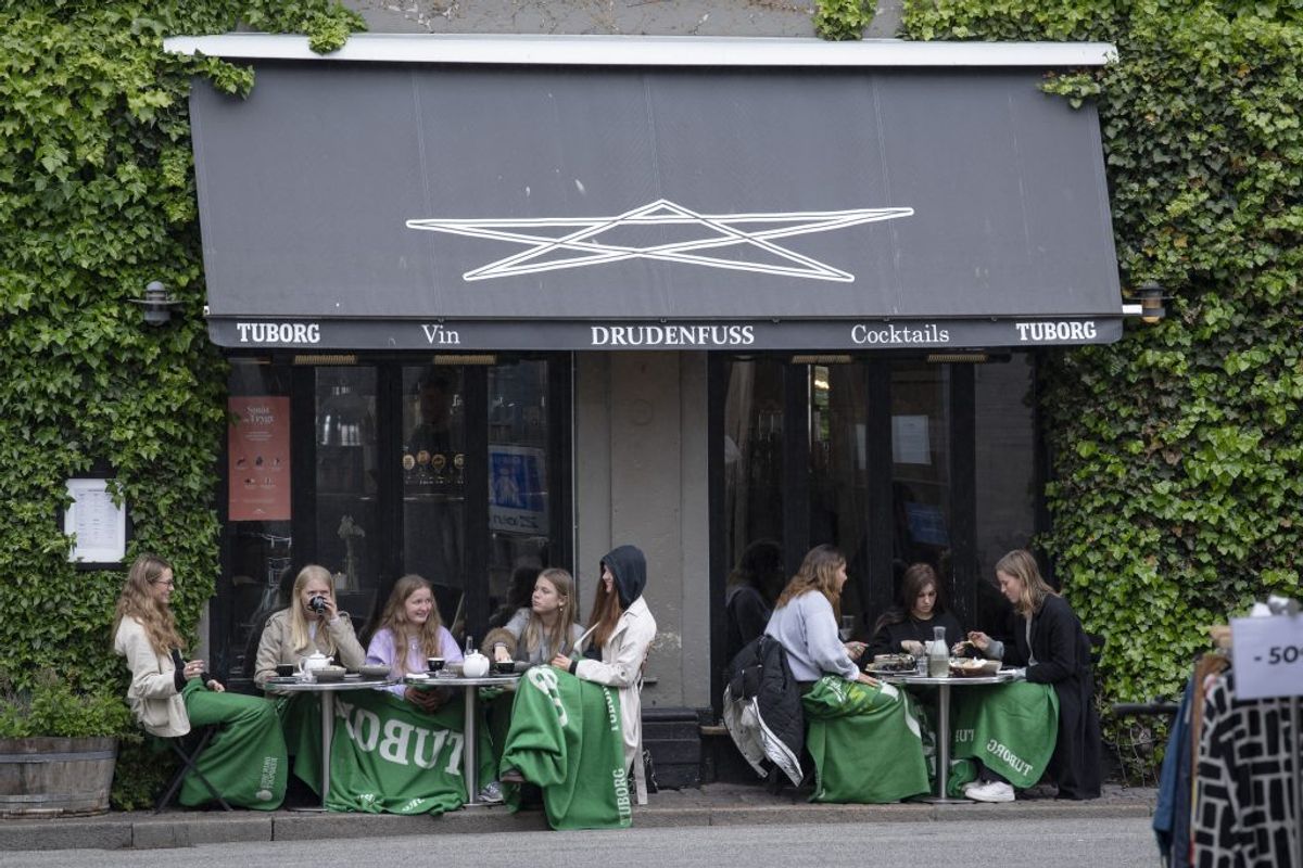 Caféer langs Åboulevarden i Aarhus genåbner for servering, mandag den 18. maj 2020. Restauranter, caféer og lign. kan fra i dag servere under nærmere retningslinjer bl.a. vedrørende åbningstid, fysisk afstand mv.. (Foto: Bo Amstrup/Ritzau Scanpix)