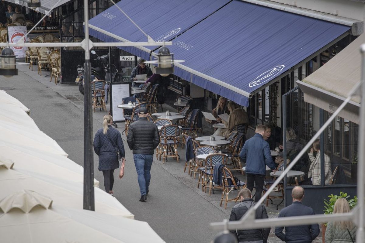Caféer langs Åboulevarden i Aarhus genåbner for servering, mandag den 18. maj 2020. Restauranter, caféer og lign. kan fra i dag servere under nærmere retningslinjer bl.a. vedrørende åbningstid, fysisk afstand mv.. (Foto: Bo Amstrup/Ritzau Scanpix)