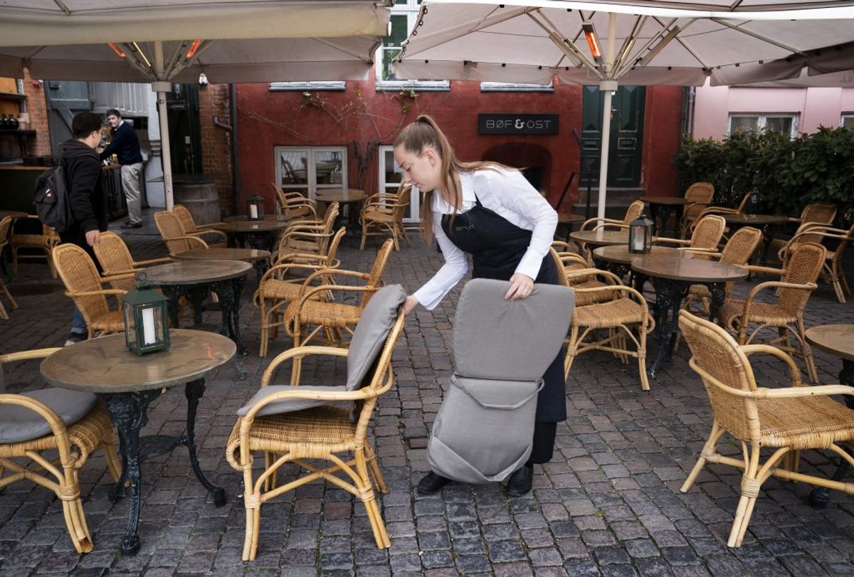 Emma Andersen på Restaurant Bøf & Ost gør klar til genåbnning på Gråbrødretorv i København mandag den 18. maj 2020. På Huks Fluks kom de første gæster kl. 10:15, selvom der egentlig først skulle åbnes kl 11. Restauranter, caféer og lign. kan fra i dag servere under nærmere retningslinjer bl.a. vedrørende åbningstid, fysisk afstand mv. (Foto: Liselotte Sabroe/Scanpix 2020)
