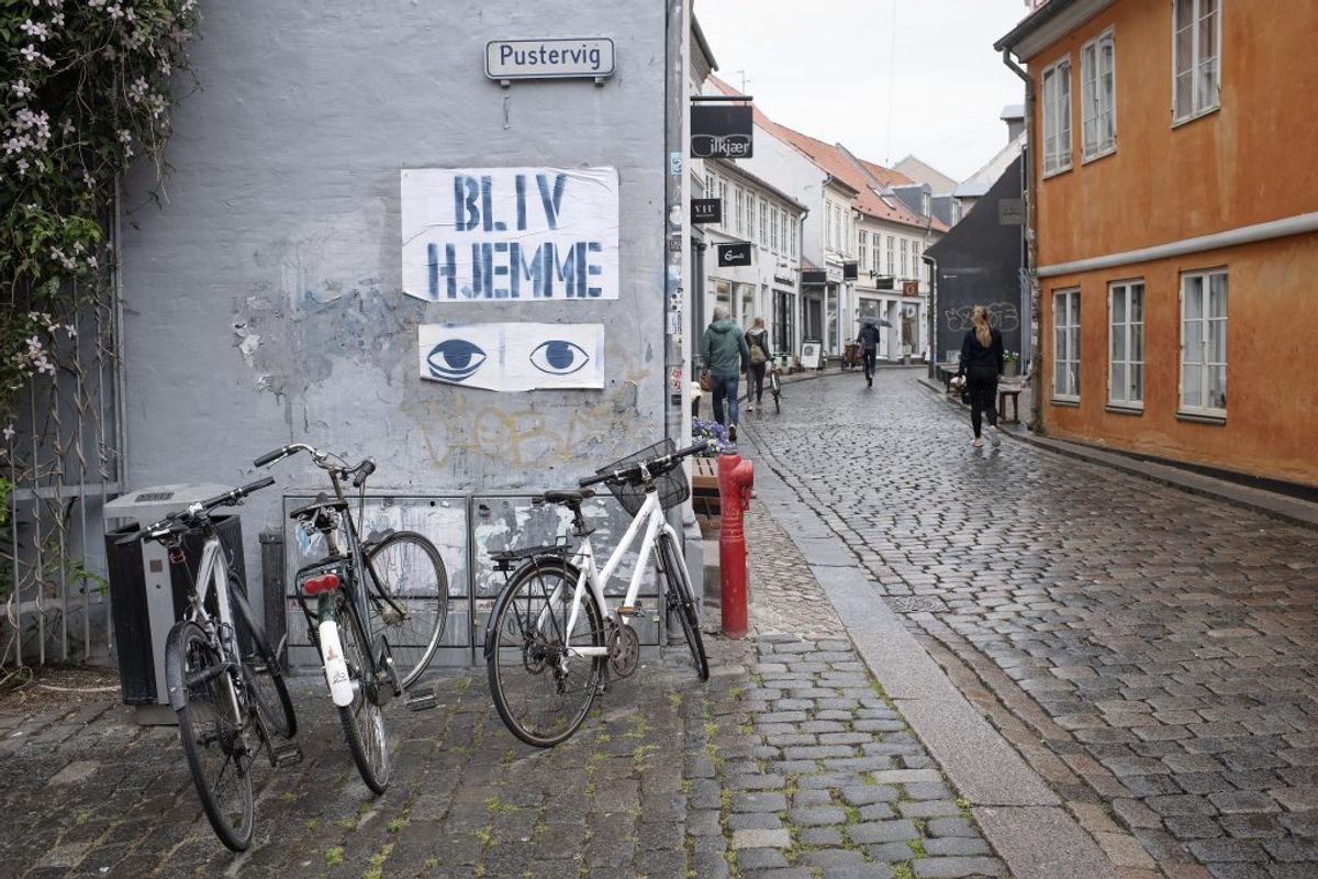 Caféer langs Åboulevarden i Aarhus genåbner for servering, mandag den 18. maj 2020. Restauranter, caféer og lign. kan fra i dag servere under nærmere retningslinjer bl.a. vedrørende åbningstid, fysisk afstand mv.. (Foto: Bo Amstrup/Ritzau Scanpix)