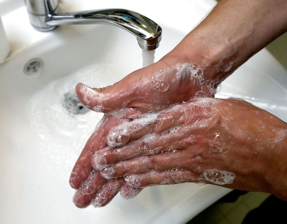 Dog bør alle danskere prioritere håndvask, da det kan modvirke smitten. Sådan lyder rådet blandt andet fra WHO. KLIK VIDERE OG SE HVORNÅR DU SKAL VASKE HÆNDER. Foto: Scanpix