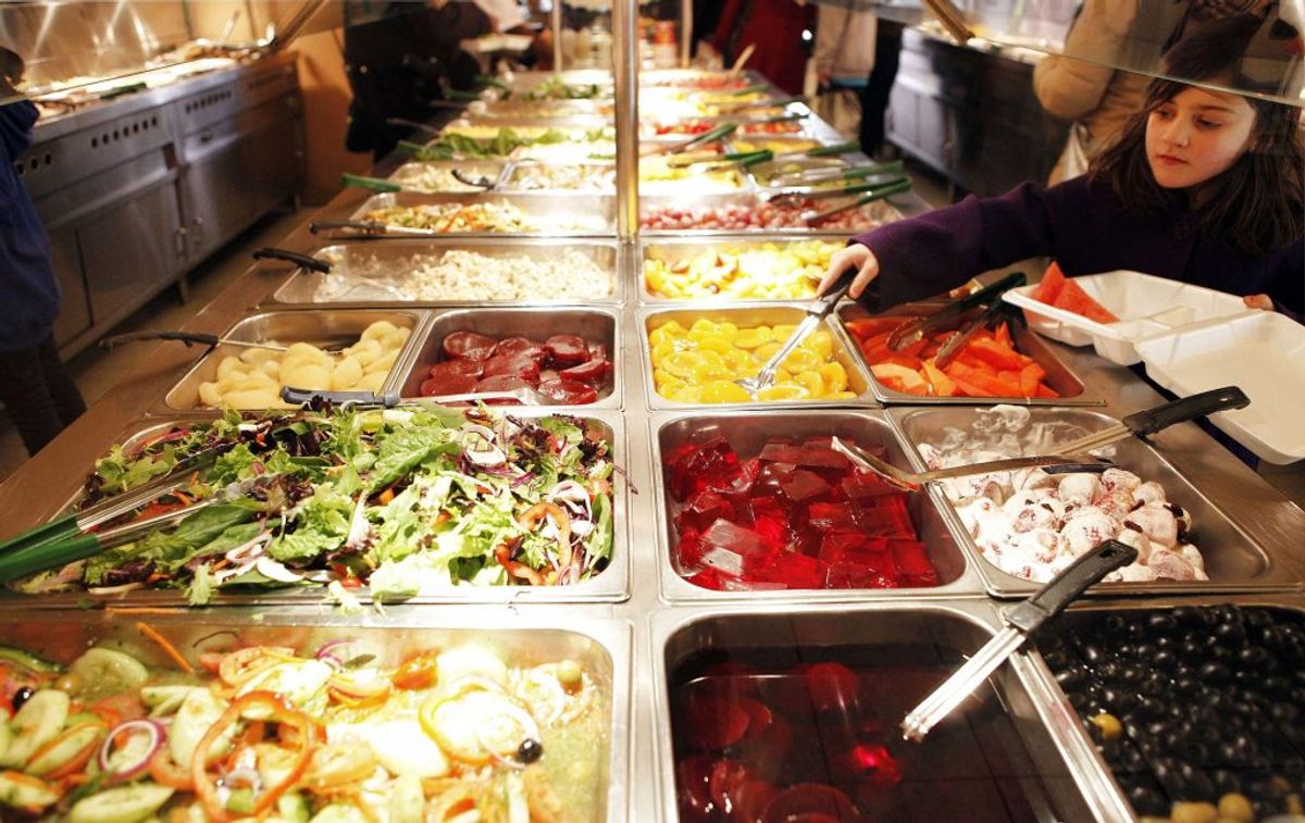 Flere Aarhusianske restauranter har efter genåbningen droppet buffeten. Arkivfoto: Finbarr O’Reilly/Scanpix.