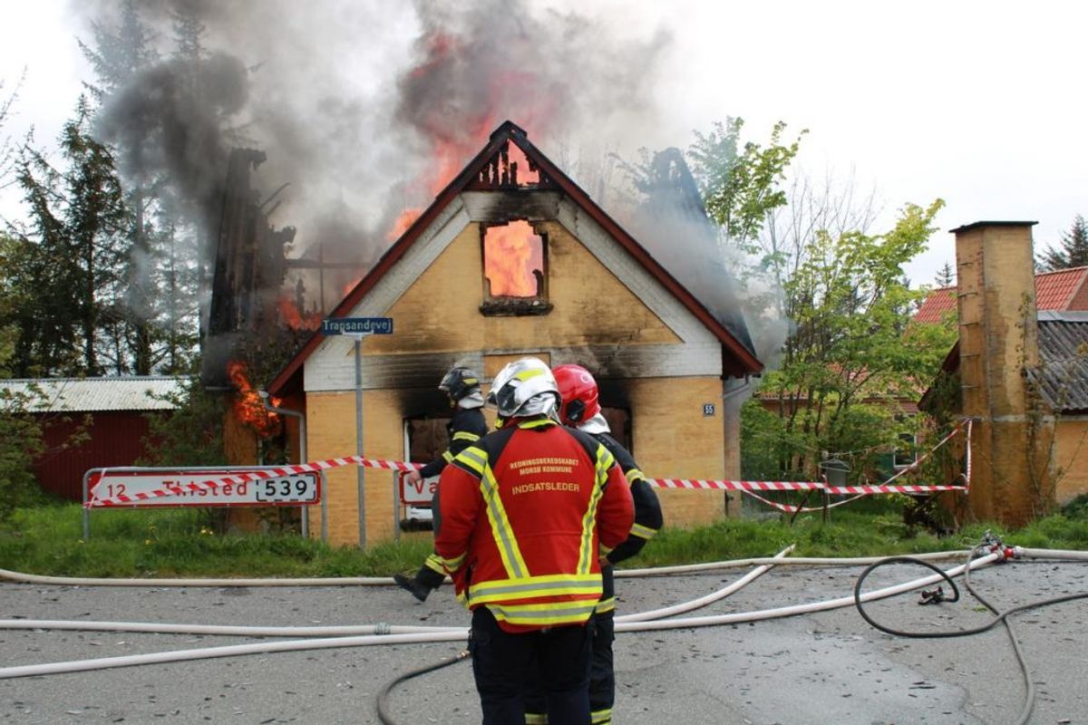 En villa i byen Vang ved Thisted brød mandag eftermiddag i brand. KLIK for flere billeder. Foto: Øxenholt Foto.
