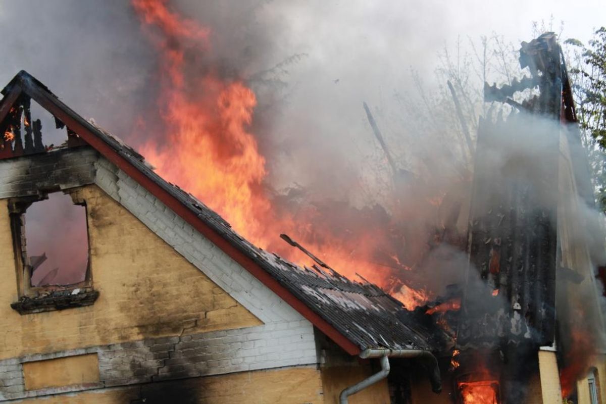 En villa i byen Vang ved Thisted brød mandag eftermiddag i brand. KLIK for flere billeder. Foto: Øxenholt Foto.