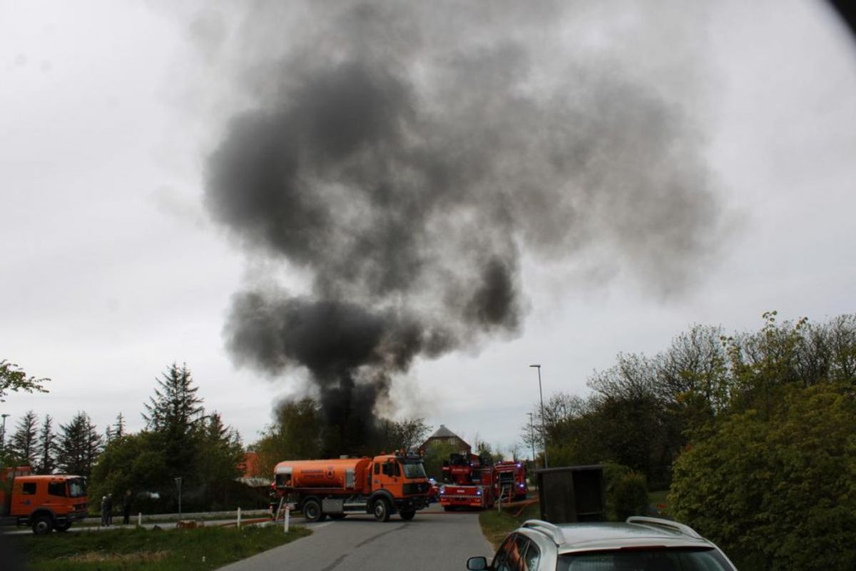 En villa i byen Vang ved Thisted brød mandag eftermiddag i brand. KLIK for flere billeder. Foto: Øxenholt Foto.