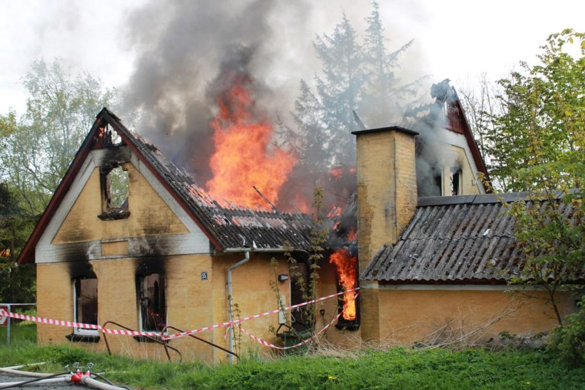 En villa i byen Vang ved Thisted brød mandag eftermiddag i brand. KLIK for flere billeder. Foto: Øxenholt Foto.