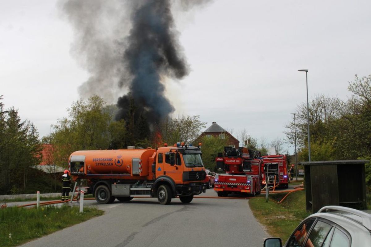 En villa i byen Vang ved Thisted brød mandag eftermiddag i brand. KLIK for flere billeder. Foto: Øxenholt Foto.
