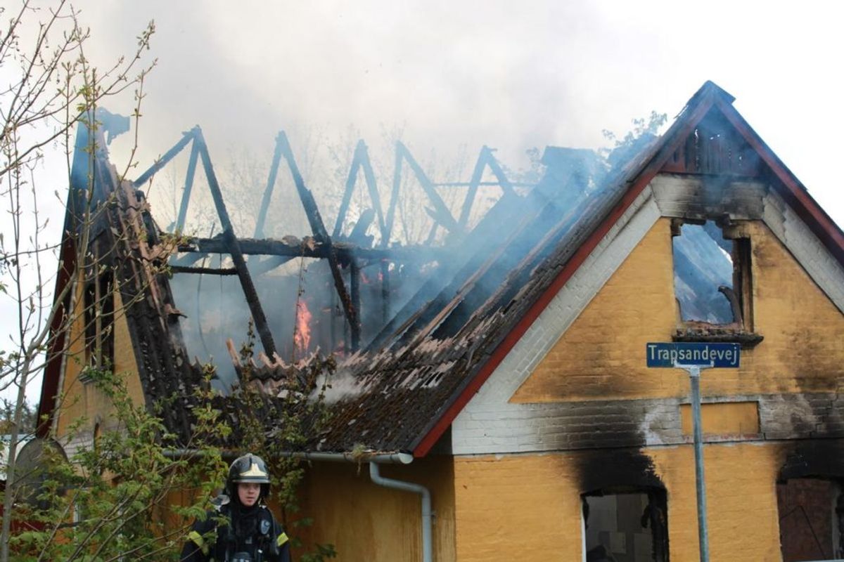 En villa i byen Vang ved Thisted brød mandag eftermiddag i brand. KLIK for flere billeder. Foto: Øxenholt Foto.