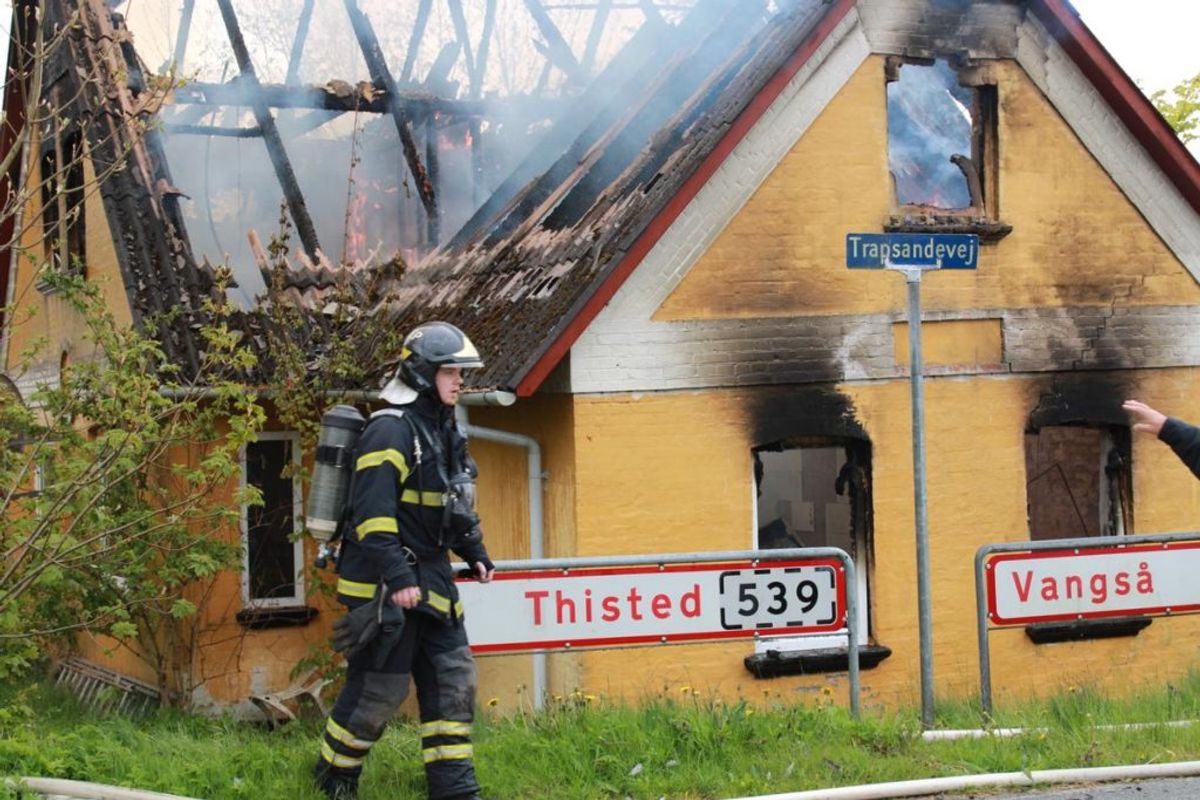 En villa i byen Vang ved Thisted brød mandag eftermiddag i brand. KLIK for flere billeder. Foto: Øxenholt Foto.