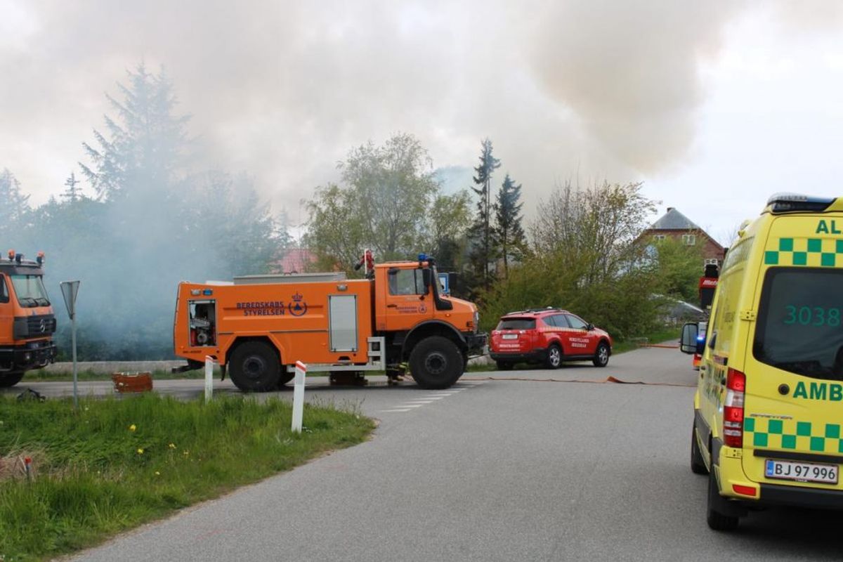 En villa i byen Vang ved Thisted brød mandag eftermiddag i brand. KLIK for flere billeder. Foto: Øxenholt Foto.