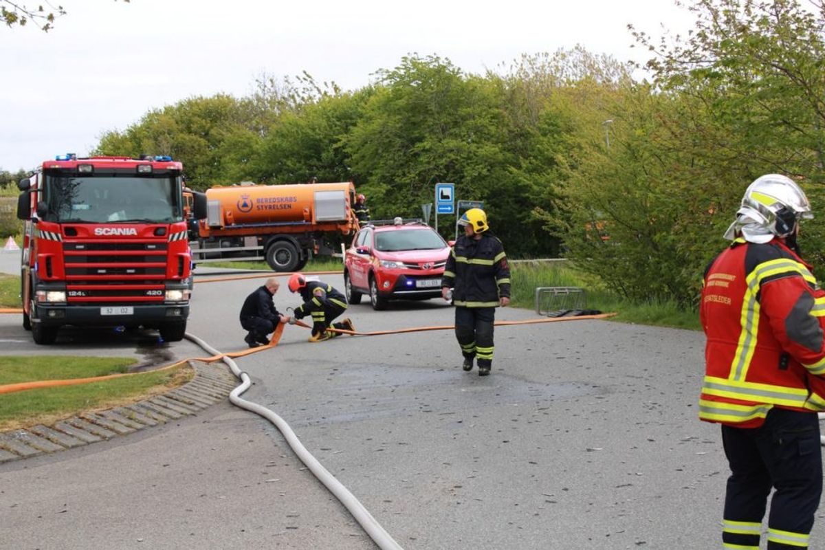 En villa i byen Vang ved Thisted brød mandag eftermiddag i brand. KLIK for flere billeder. Foto: Øxenholt Foto.