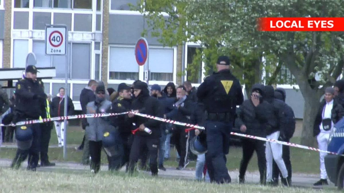 Det gik vildt for sig, da Stram Kurs lørdag holdt demonstration. KLIK FOR FLERE BILLEDER FRA STEDET. Foto: Local Eyes.