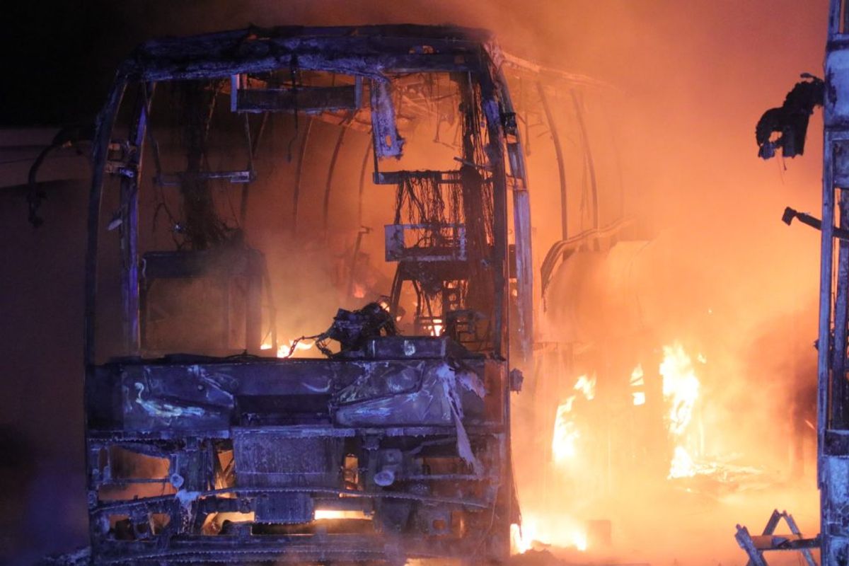 Flere danske busser udbrændte ved en voldsom brand natten til søndag. KLIK FOR FLERE BILLEDER FRA BRANDEN. Foto: Presse-fotos.dk