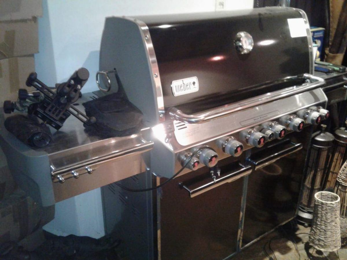 Gasgrillen er en blandt mange ting. KLIK VIDERE OG SE FLERE AF EJENDELENE, DER KOMMER UNDER HAMMEREN. Foto: Peter Maskell Auctions